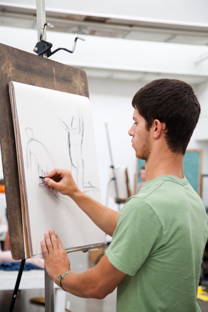 A student participates in a figure drawing class