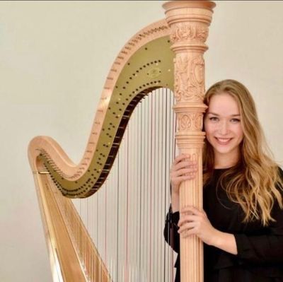 Verena Zaisberger with harp